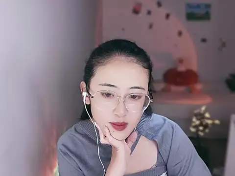 Snapshot of Queena_ chatting on December 19, 2025, 3:36 pm Queena online show from December 19, 2025, 3:36 pm