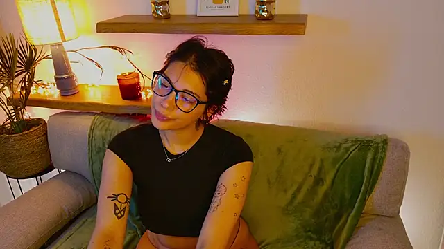 LoraShines online show from December 3, 2025, 9:09 am