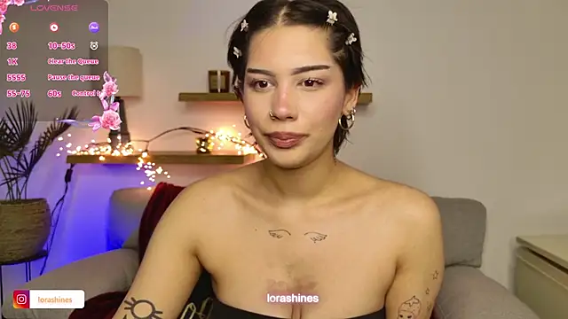 Snapshot of LoraShines chatting on January 18, 2026, 6:44 pm LoraShines online show from January 18, 2026, 6:44 pm