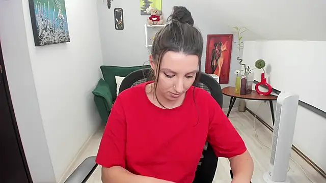 Snapshot of BettyJamess chatting on October 16, 2025, 7:44 pm BettyJamess online show from October 16, 2025, 7:44 pm