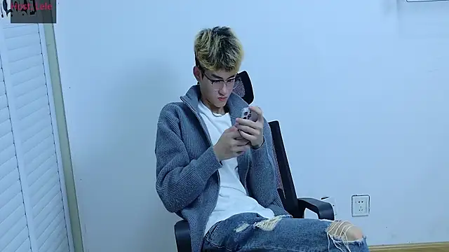 Snapshot of sexyboy-lele chatting on October 15, 2025, 12:02 pm sexyboy-lele online show from October 15, 2025, 12:02 pm