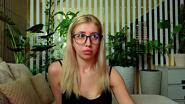 Violetttttta online show from November 17, 2025, 8:46 pm