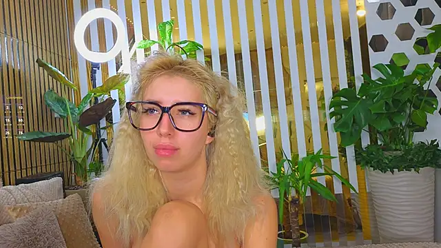 Violetttttta online show from October 13, 2025, 8:49 am