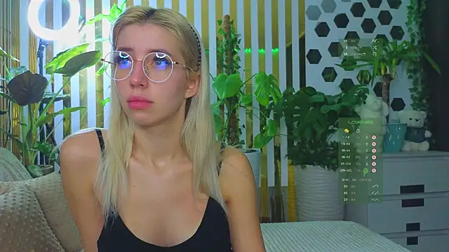 Violetttttta online show from October 23, 2025, 9:57 pm