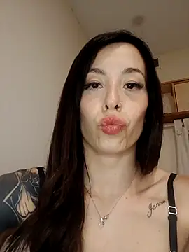 Snapshot of Chinitaluna chatting on November 17, 2025, 10:36 pm Chinitaluna online show from November 17, 2025, 10:36 pm