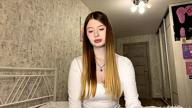 Snapshot of SinVelvet chatting on October 28, 2025, 9:08 am SinVelvet online show from October 28, 2025, 9:08 am