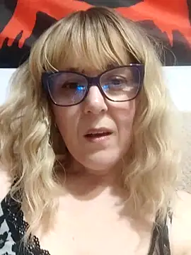 Amelialove42 online show from April 29, 2026, 6:25 pm