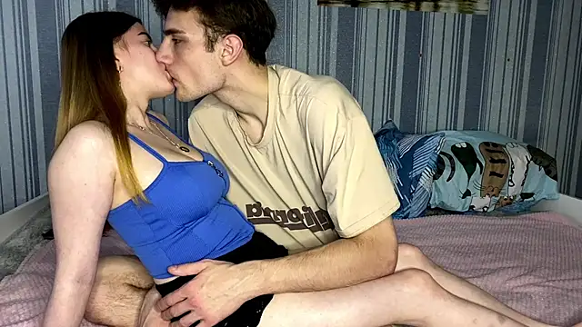 Snapshot of EmiliaCouple chatting on November 16, 2025, 12:32 pm EmiliaCouple online show from November 16, 2025, 12:32 pm