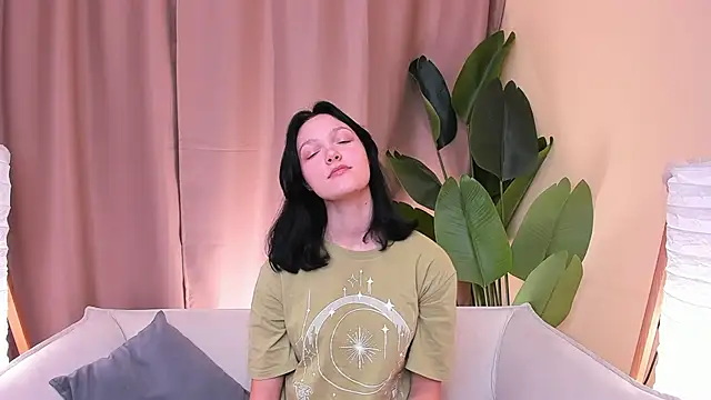Snapshot of OletaReffner chatting on October 18, 2025, 12:29 pm OletaReffner online show from October 18, 2025, 12:29 pm