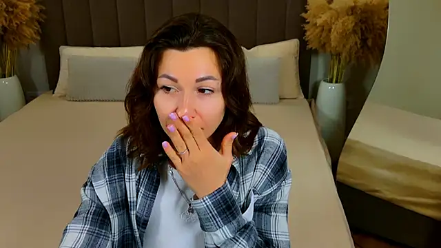 EdenSolis online show from April 17, 2026, 9:34 am