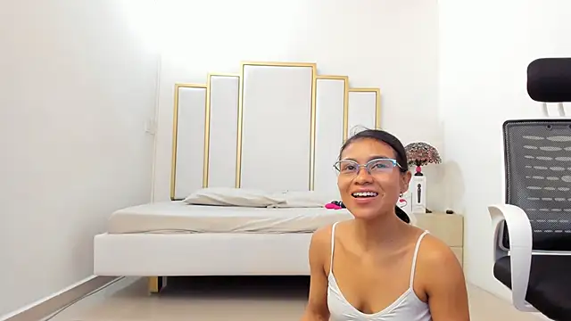 Annylittle  online show from November 4, 2025, 4:16 am