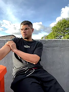 mirallesandbig online show from November 10, 2025, 9:42 pm