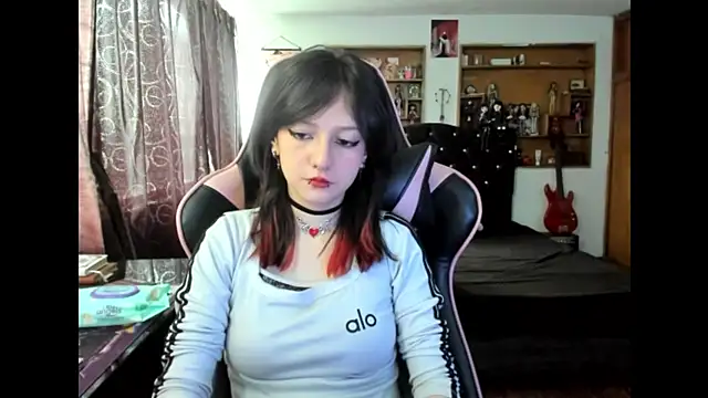 Maki Zein  online show from November 7, 2025, 3:05 pm