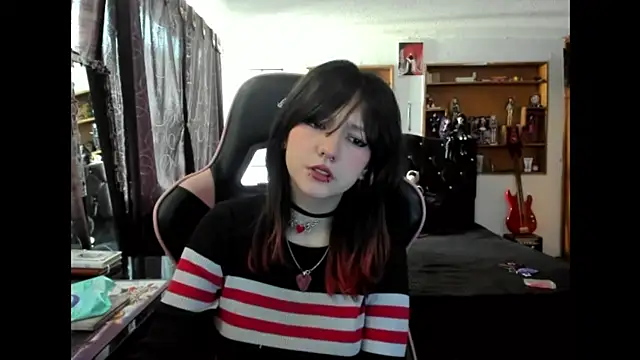 Maki Zein  online show from December 4, 2025, 7:35 pm