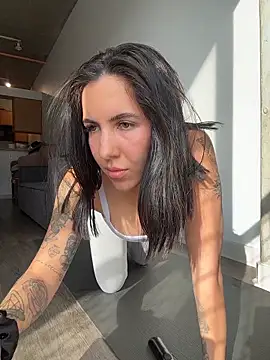 Lolathebaddie online show from November 3, 2025, 4:21 pm