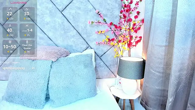  naylaa  online show from April 17, 2026, 2:47 am