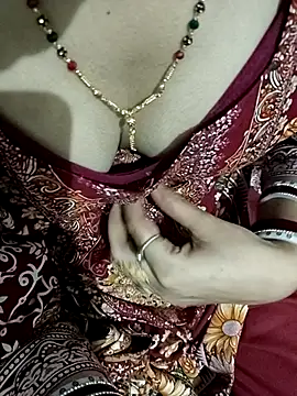 Snapshot of HOT-CPL-11 chatting on October 31, 2025, 5:53 pm HOT-CPL-11 online show from October 31, 2025, 5:53 pm