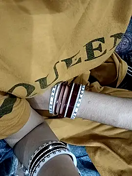 Snapshot of HOT-CPL-11 chatting on November 17, 2025, 6:01 pm HOT-CPL-11 online show from November 17, 2025, 6:01 pm