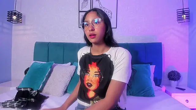 paulacastilla online show from November 10, 2025, 1:05 pm