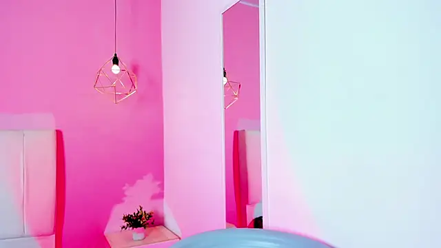 paulacastilla online show from November 28, 2025, 4:12 am