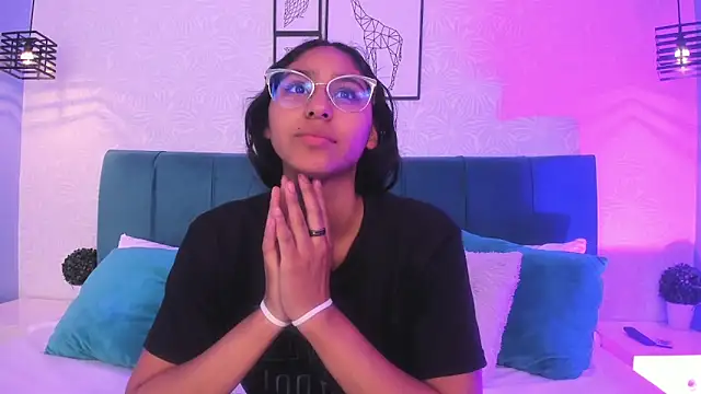 paulacastilla online show from November 12, 2025, 1:37 pm