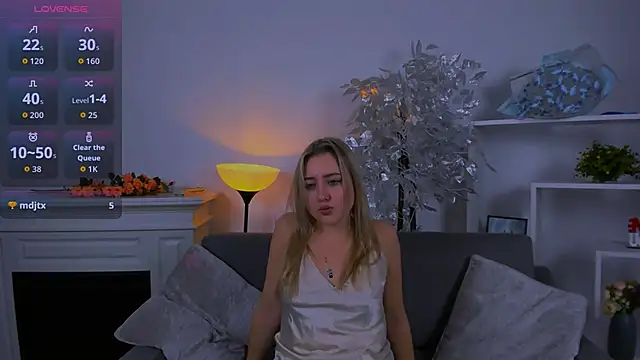 Snapshot of Lulu___Moon chatting on November 3, 2025, 6:51 am Lulu Moon online show from November 3, 2025, 6:51 am