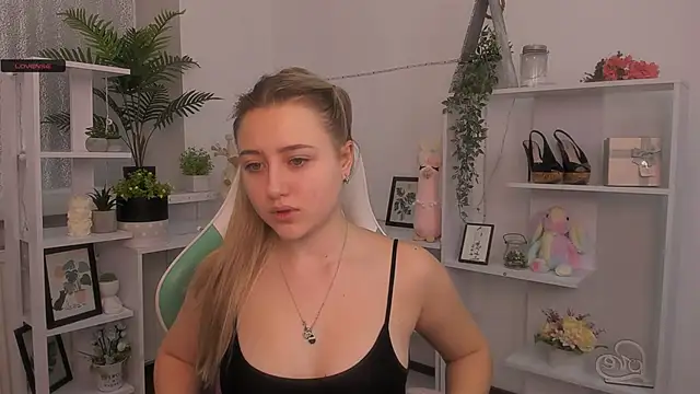 Snapshot of Lulu___Moon chatting on December 4, 2025, 7:29 am Lulu Moon online show from December 4, 2025, 7:29 am