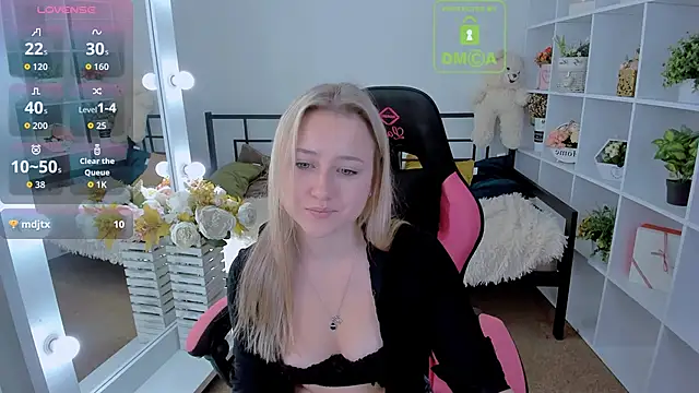 Snapshot of Lulu___Moon chatting on October 29, 2025, 7:07 am Lulu Moon online show from October 29, 2025, 7:07 am