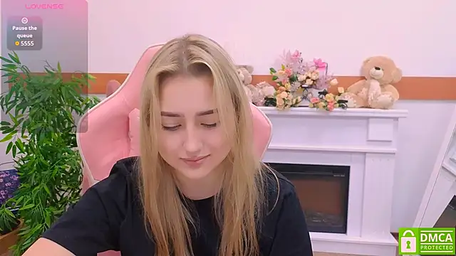 Snapshot of Lulu___Moon chatting on November 17, 2025, 6:39 am Lulu Moon online show from November 17, 2025, 6:39 am