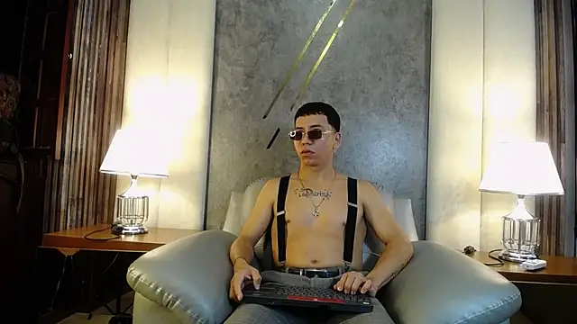 Snapshot of DanteLux__ chatting on October 13, 2025, 7:37 pm DanteLux online show from October 13, 2025, 7:37 pm