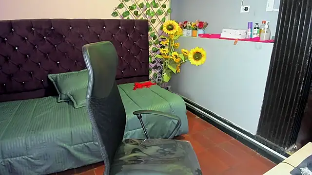 Yaluz Naugthy online show from February 1, 2026, 1:42 pm