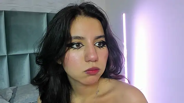 HollyPeach online show from February 2, 2026, 7:24 pm