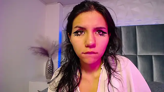 HollyPeach online show from December 4, 2025, 7:57 pm