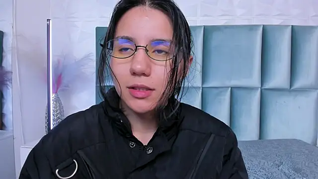 Snapshot of HollyPeach chatting on June 29, 2026, 6:42 am HollyPeach online show from June 29, 2026, 6:42 am