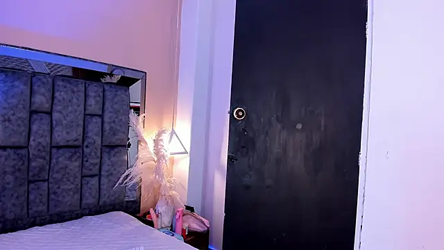 SofiRuiz  online show from October 19, 2025, 3:20 am