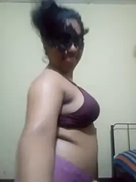 Expose Queen online show from February 26, 2026, 4:18 pm