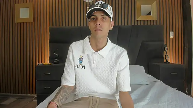 DerryAndIzzy online show from December 1, 2025, 4:46 am