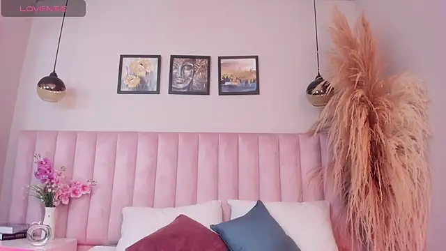 Isabella  gonzalez  online show from December 1, 2025, 3:40 am