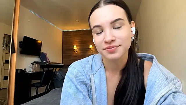 Snapshot of Tonnievi chatting on October 13, 2025, 11:34 am Tonnievi online show from October 13, 2025, 11:34 am