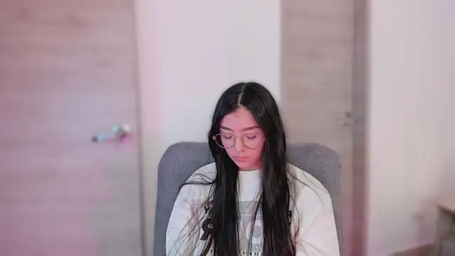 Snapshot of MirandaJohnson_ chatting on October 17, 2025, 12:51 pm MirandaJohnson online show from October 17, 2025, 12:51 pm