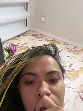 safadinhaquenteW online show from July 8, 2026, 1:19 am