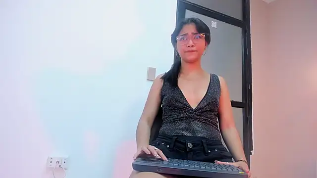 Mariana-Torres online show from November 9, 2025, 1:15 pm