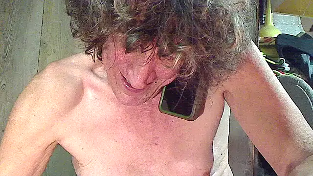 Snapshot of OldManOnline chatting on December 19, 2025, 5:43 am OldManOnline online show from December 19, 2025, 5:43 am