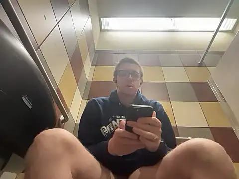 eddieeeeee1232 online show from November 12, 2025, 2:43 pm