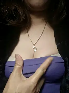 YiyinLy online show from December 1, 2025, 7:26 pm