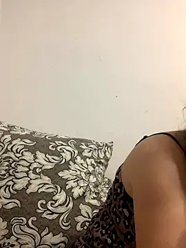 MiraCastellon online show from November 13, 2025, 11:47 am