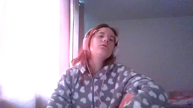 Snapshot of LuckySLove chatting on June 8, 2026, 5:35 pm LuckySLove online show from June 8, 2026, 5:35 pm