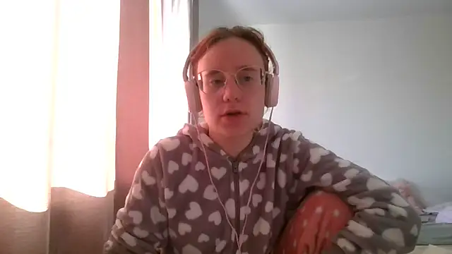 Snapshot of LuckySLove chatting on June 18, 2026, 4:23 pm LuckySLove online show from June 18, 2026, 4:23 pm
