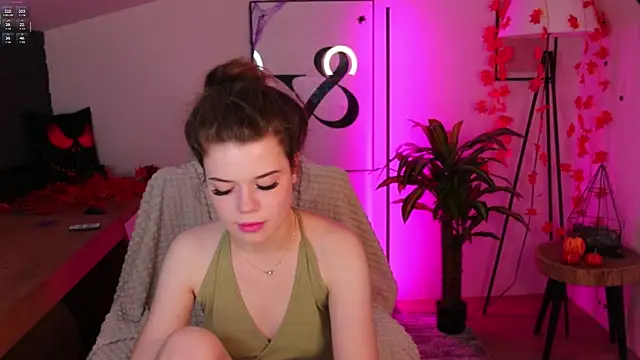 Hot  Tiny online show from October 30, 2025, 1:42 pm