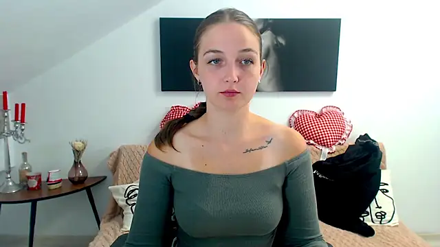 AnneWilsonn online show from July 9, 2026, 5:52 am